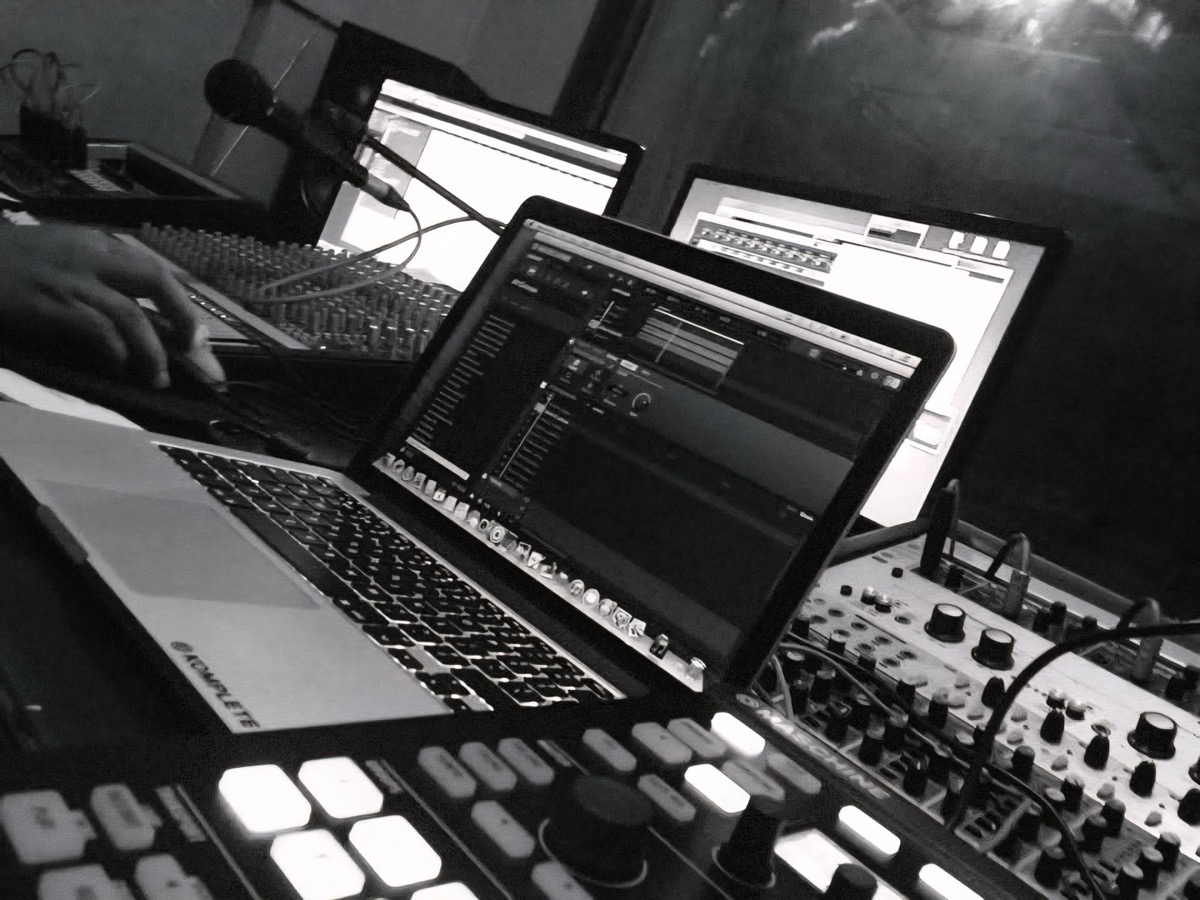 Laptop, Maschine and mixing desk in the ClanBeats studio