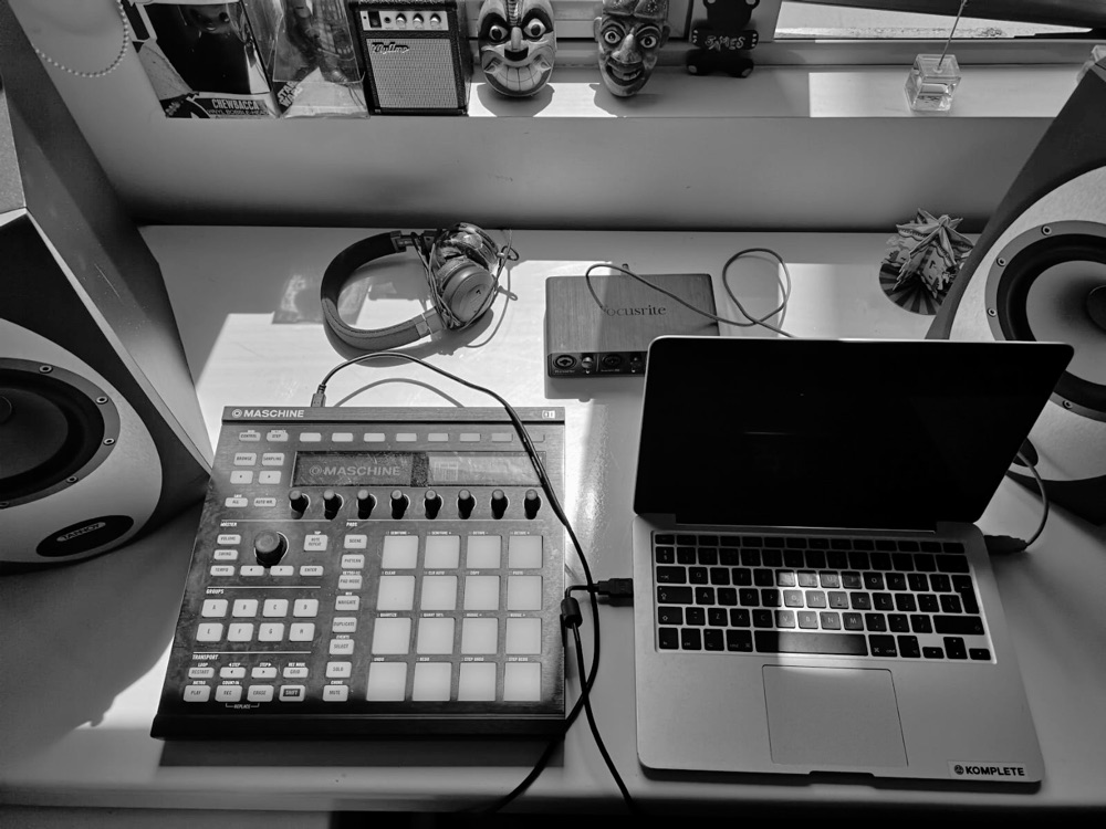 Maschine, laptop, Focusrite and headphones between the studio monitors